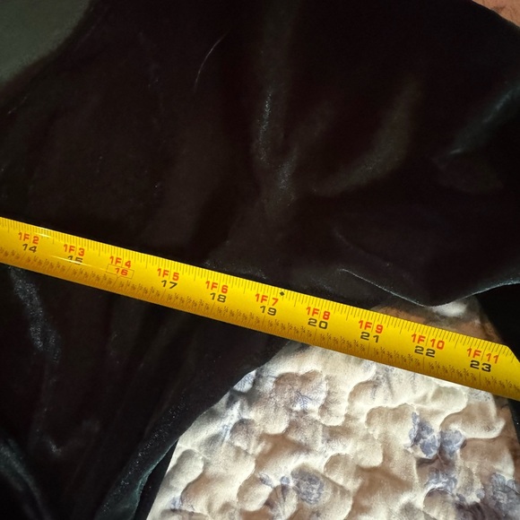 Elegant Velvet Wrap Dress in emerald green - Picture 3 of 6